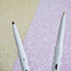 濡れたような濃密ブラック、うるんとした瞳になるベージュ…。RMKのアイライナーが使える！