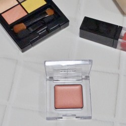 「エトヴォス」激売れアイバームの新色はオトナのためのフェミニンカラー