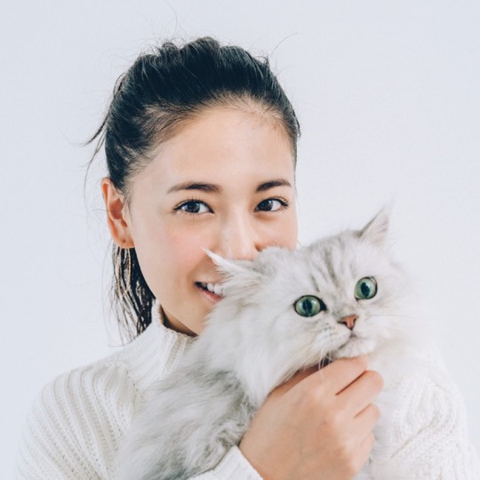 まるで彼氏！？ 藤井夏恋と猫のツーショットが可愛すぎる！