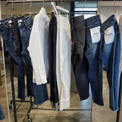 このデザインで１万円台！注目のデニムブランドは履き心地抜群♡