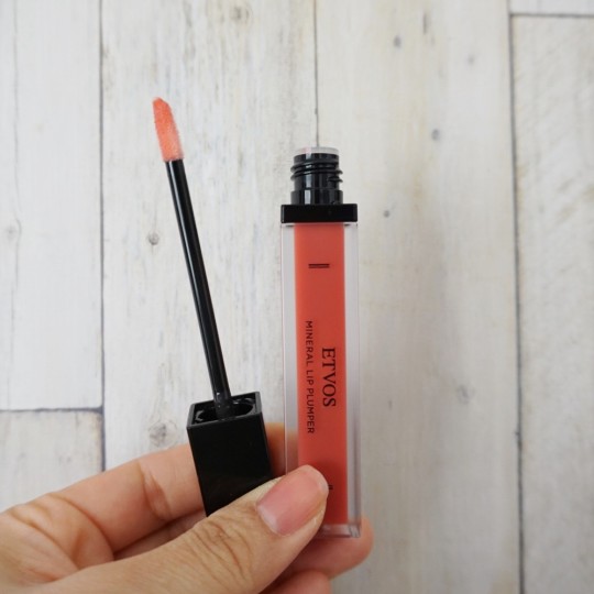 色気も演出♡大人のビビットカラーは「エトヴォス」の唇美容液がおすすめ！