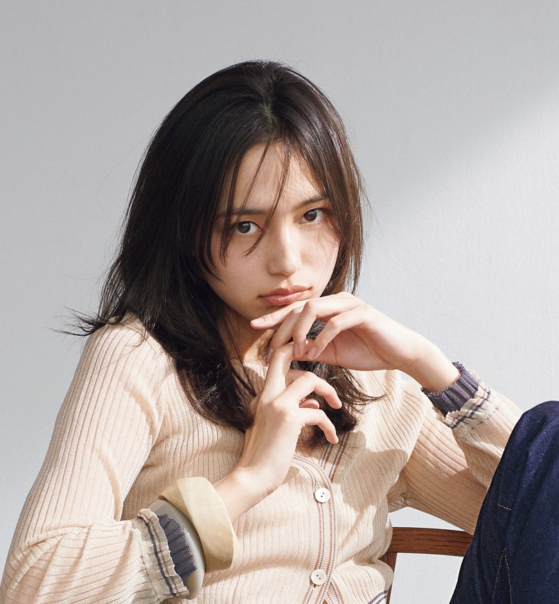 川口春奈が着る「春ニット」4選 - JJ
