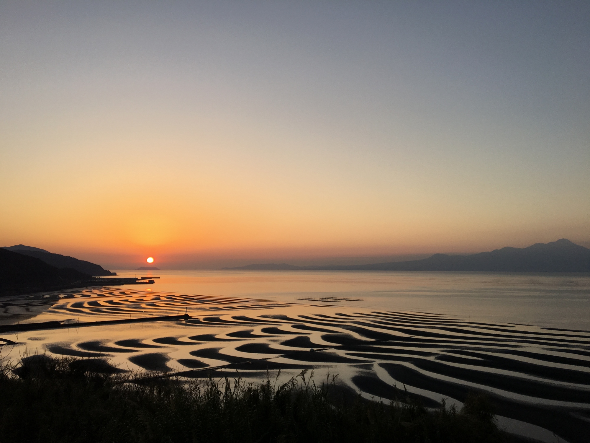 チャンスは月1回?! 夕日に照らされた御輿来海岸の絶景が美しすぎる♡