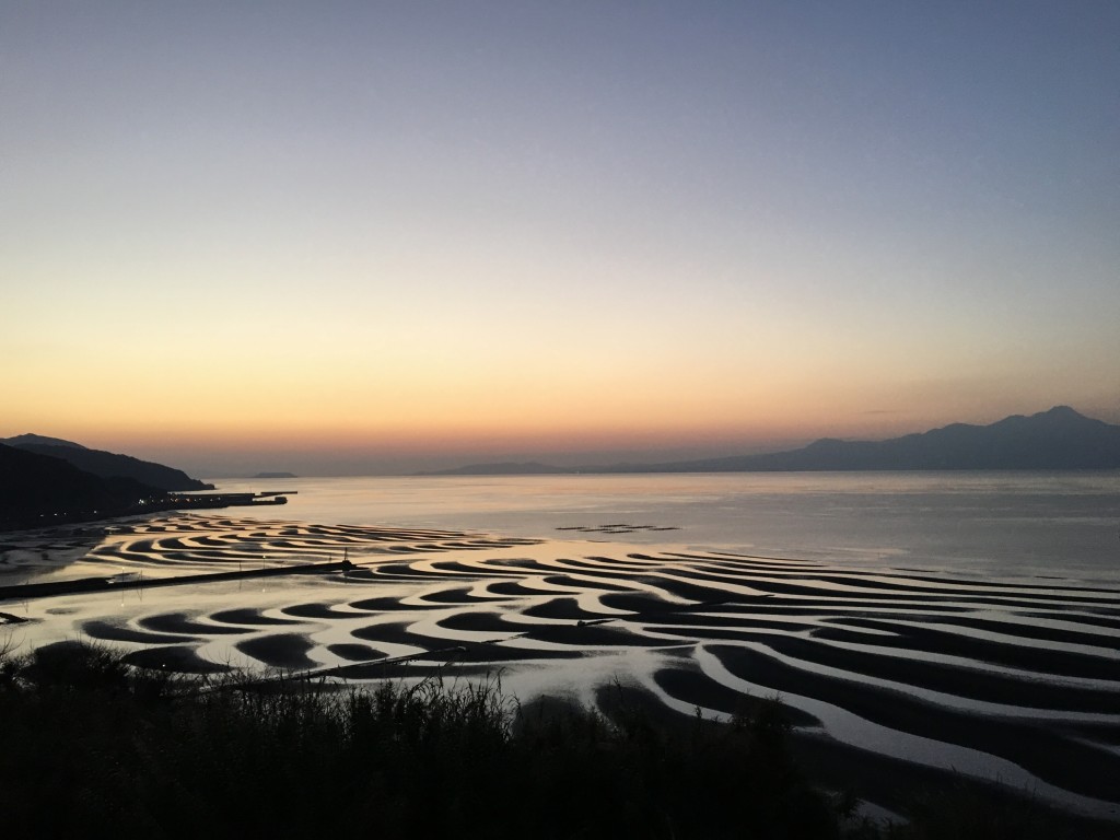 チャンスは月1回 夕日に照らされた御輿来海岸の絶景が美しすぎる