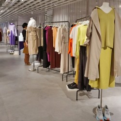 これなら挑戦できる！「ダッドスニーカー」に合う大人なヘルシー服はemmiにおまかせ！