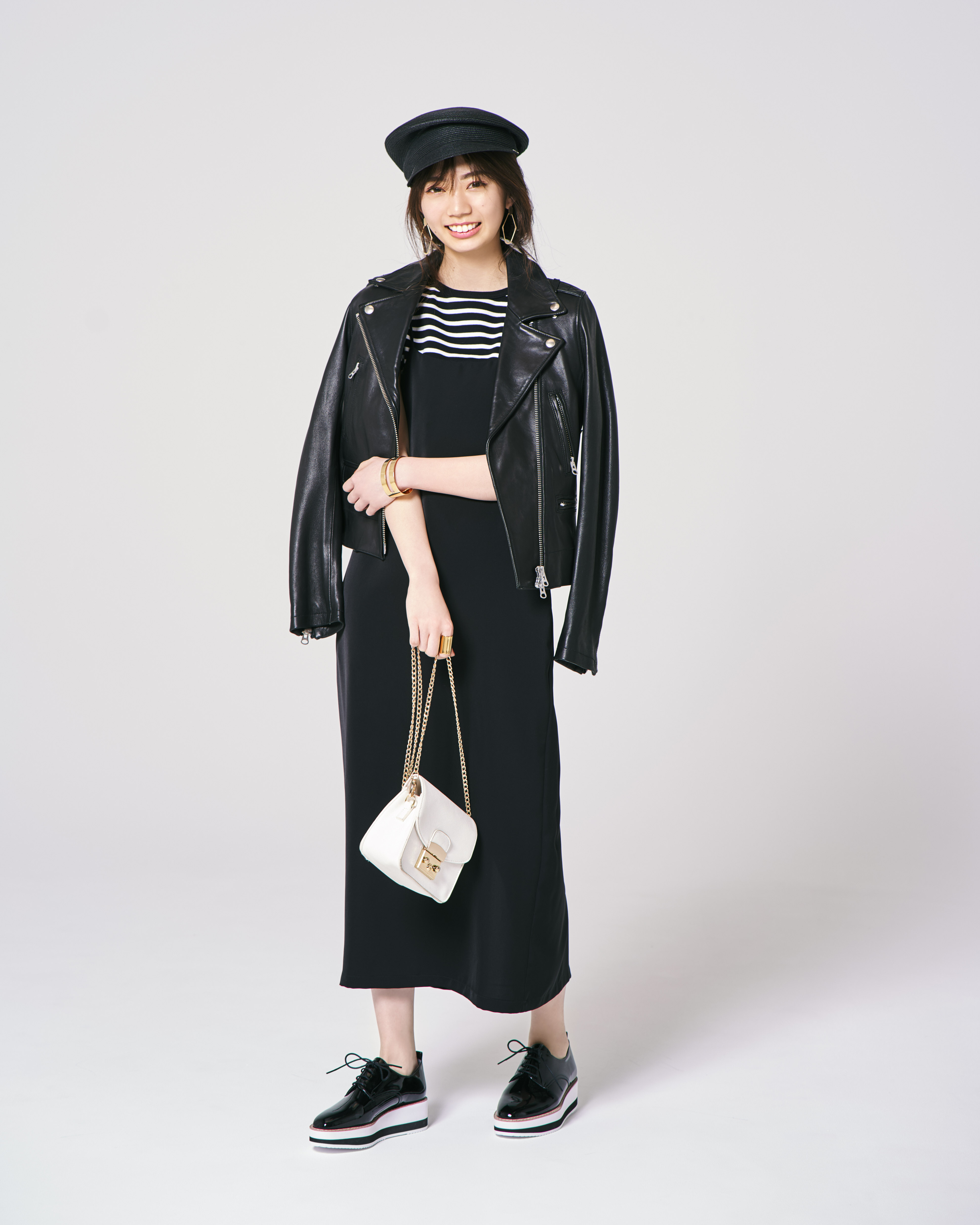 日向坂46高本彩花が着る、「スタイルよく見えるワンピ×ぺたんこ靴」
