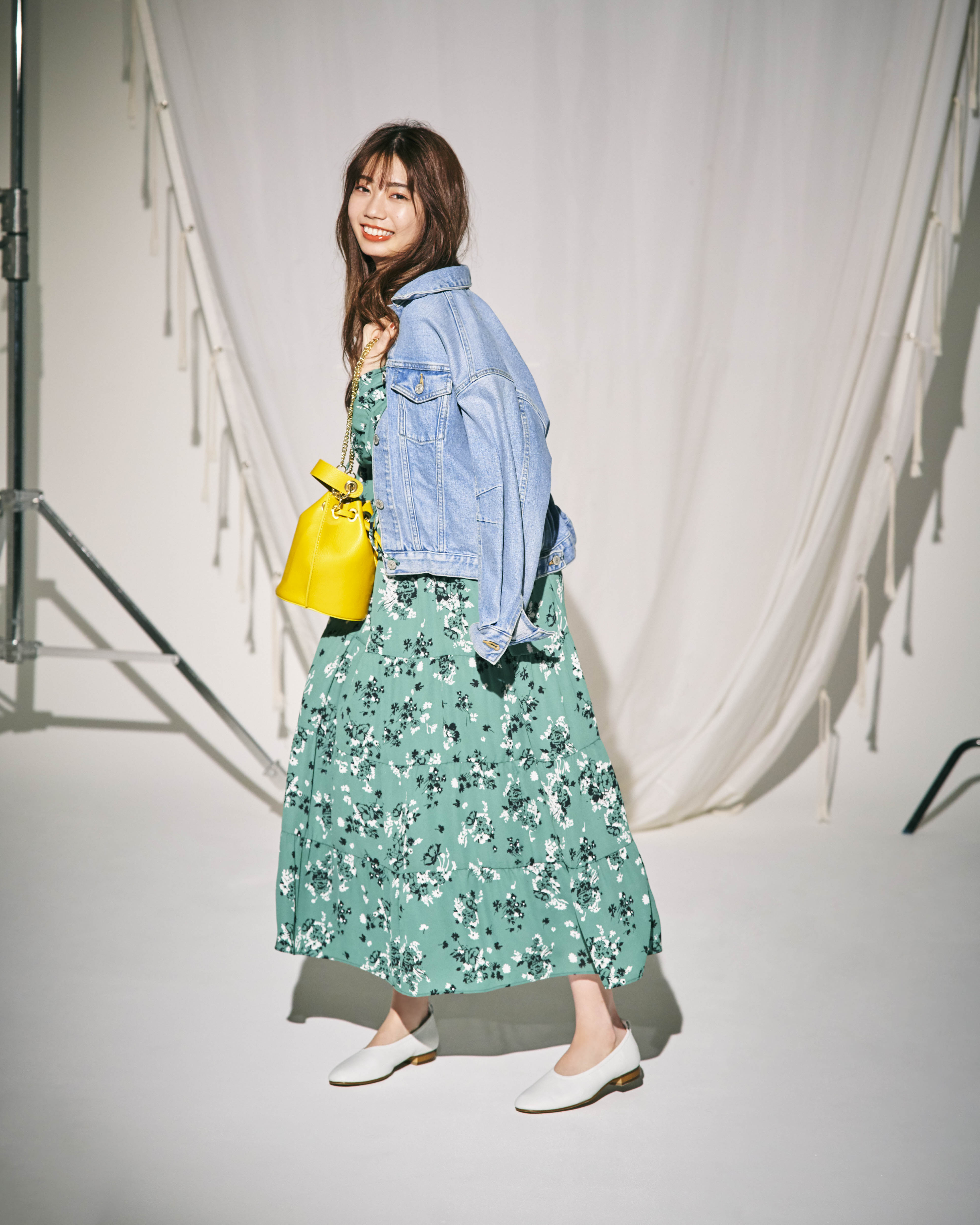 日向坂46高本彩花が着る スタイルよく見える 柄ワンピ ぺたんこ靴