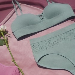 みせてOK♡楽ちん＆スタイルUPを両立“おしゃれな”「ノンワイヤーブラ」3選