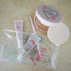 超軽い！＼コンビニで買える／1300円のコスメセットは旅行にマスト！