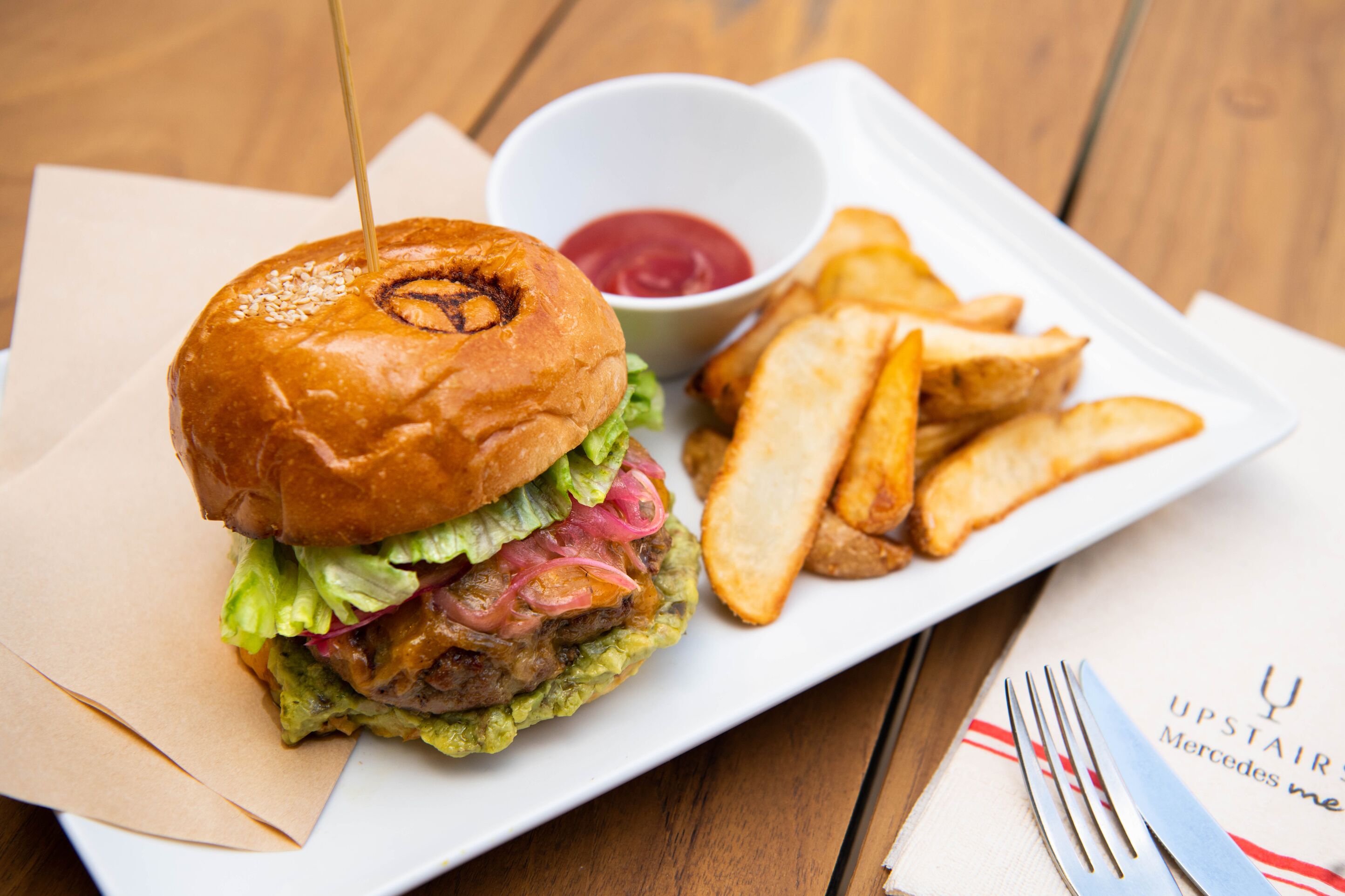 料理のテイストで選ぶ、大人な「グルメバーガー」３選！