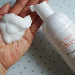 ＼JJライターが注目！／温泉水のふわふわ泡洗顔は、忙しい敏感肌の人の救世主！