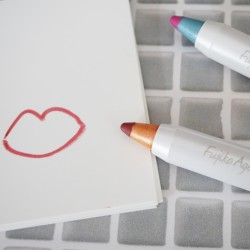 落ちにくい、最新「モテリップ」は、塗るだけで口角アップ！ツヤアップ！