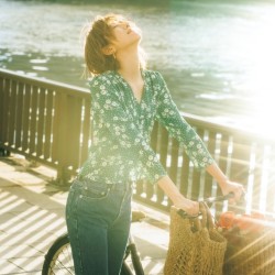 半袖では寒い日にぴったりな「ブラウス×デニム」コーデ６選