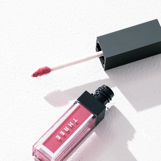 人気ヘアメイクが愛用の「ピンク名品」の実力がスゴイ♡