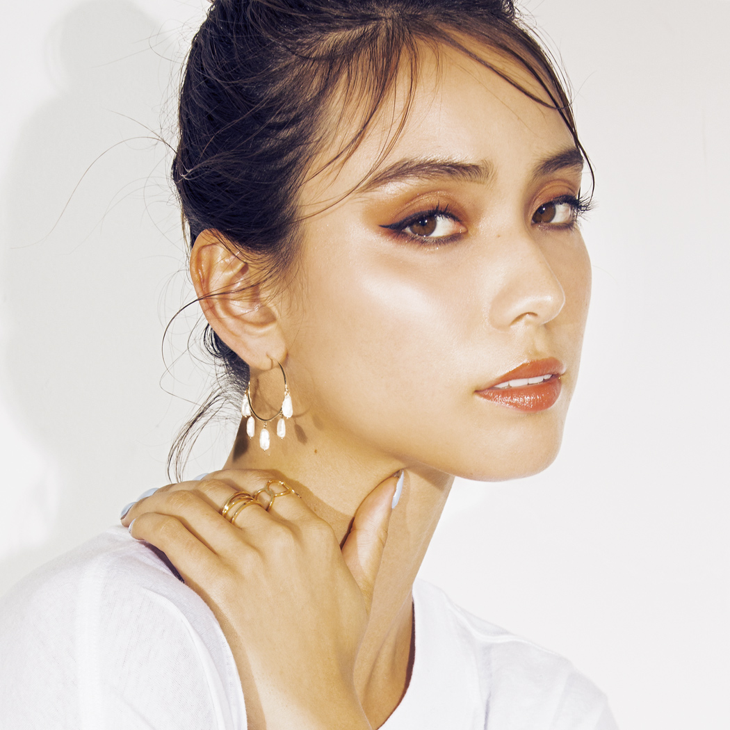 今年の白Tシャツ、高見えするならココシュニックのパールピアスと♡ ［COCOSHNIK｜PEARL］