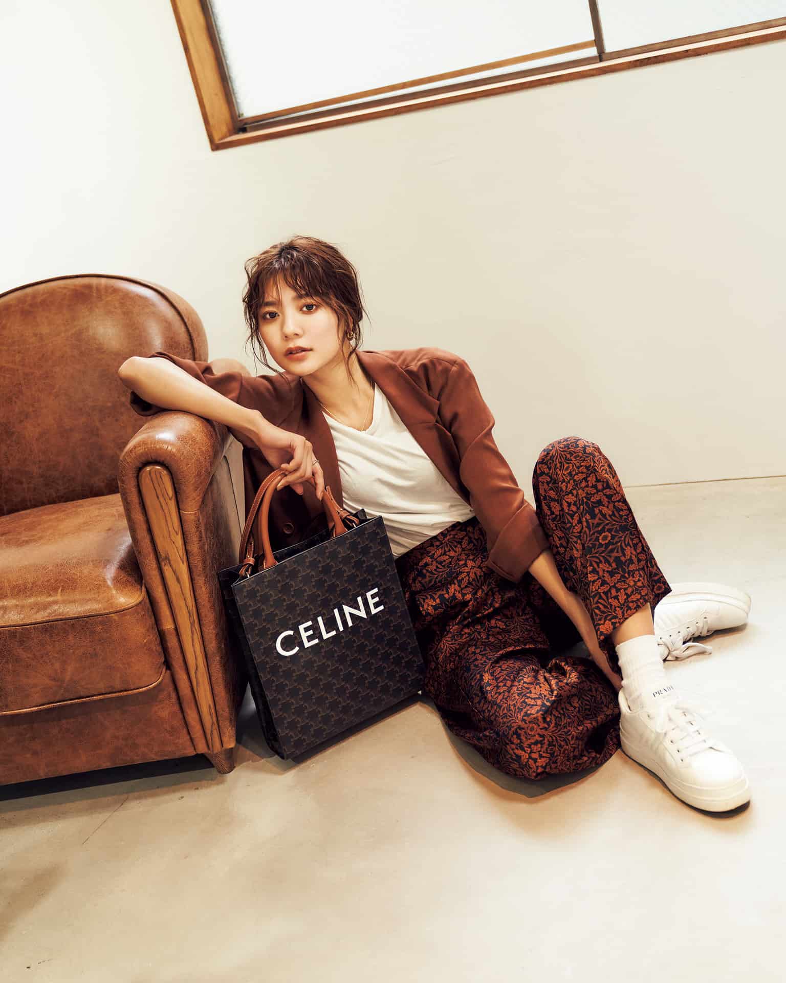 収納もきっちりできるJJモデルが愛用するCELINEのバッグ♡