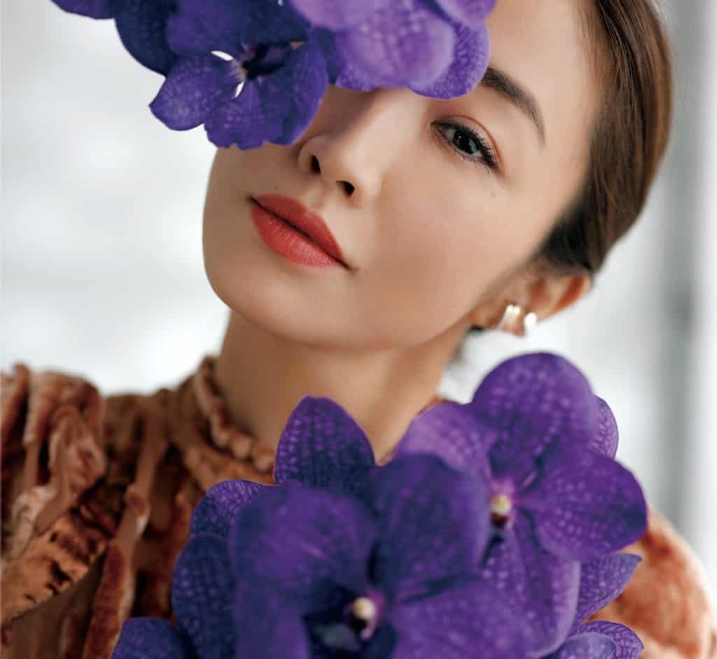 神崎恵さん着用　スタイリング　青シャツ 年末に読みたい! 神崎 恵さんが語った「自分らしさ」の秘訣とは