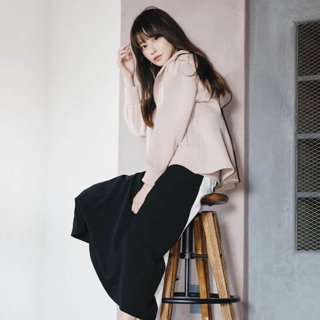 小澤美里着用 スタンドプリーツワンピース おざみ