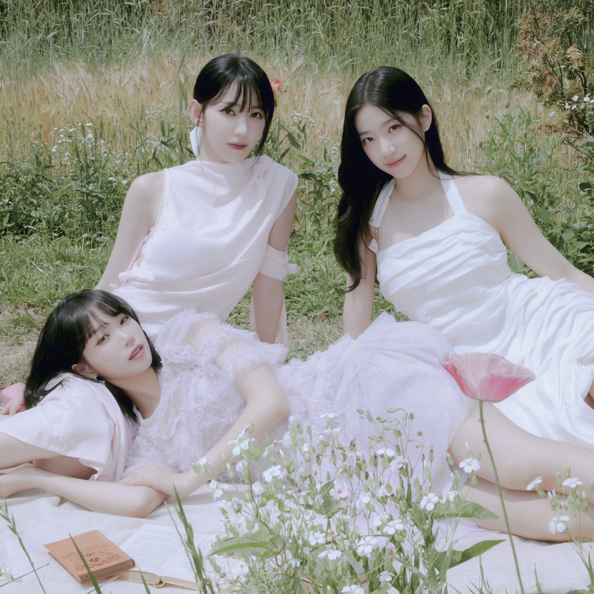 清楚な白ワンピスタイルに「こんなルセラ初めて！」と話題】写真