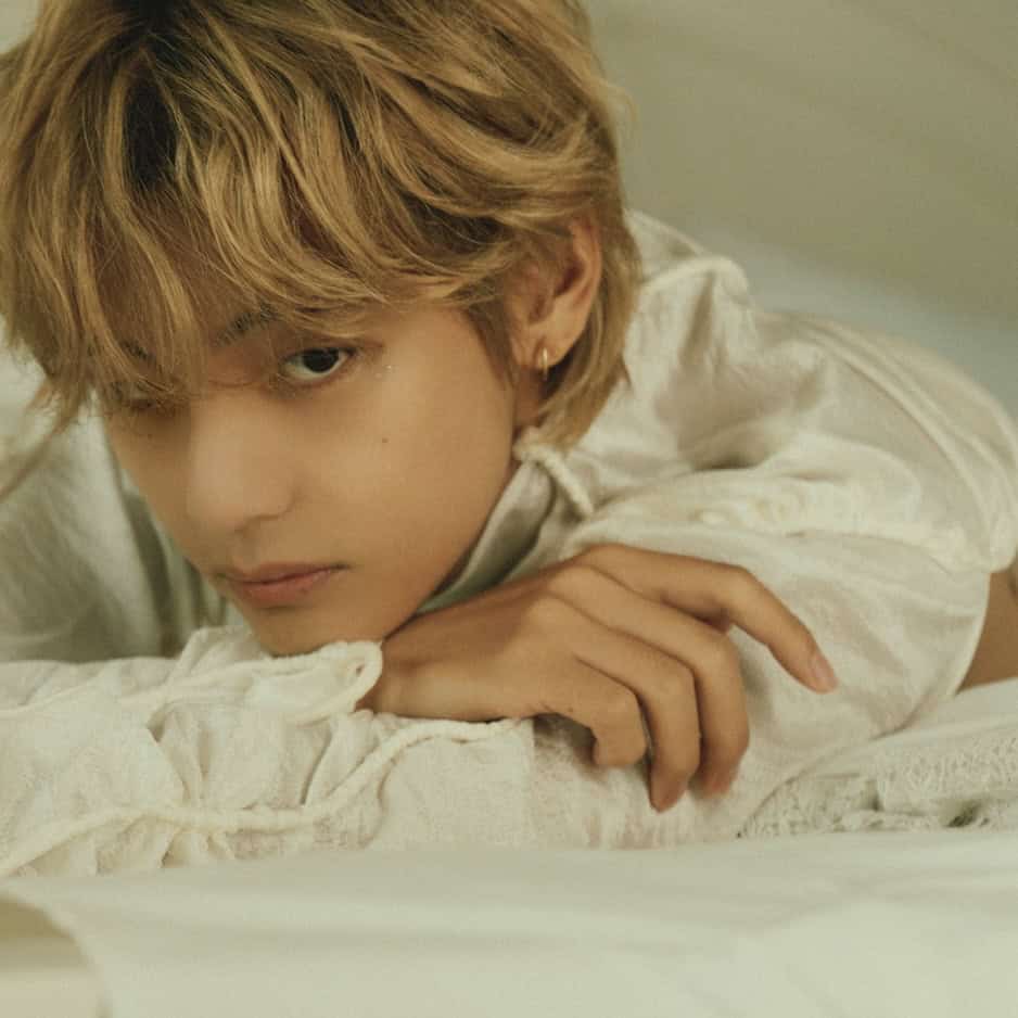 発売前から圧倒的なビジュアルで話題に】BTS・Vの写真集「a magazine