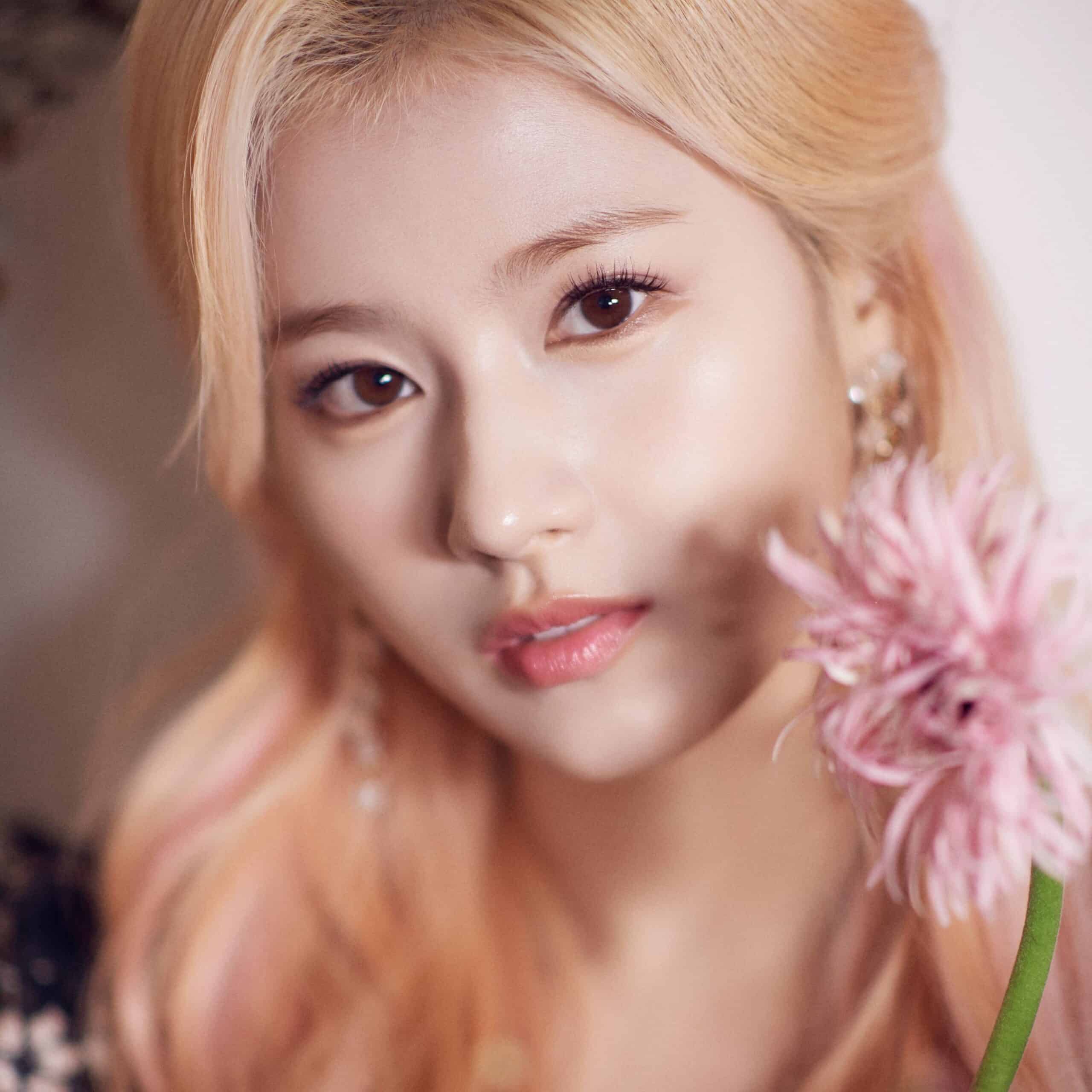 写真集の中身を特別公開！】TWICE・サナ「“私たちの絆はこんなに強いん