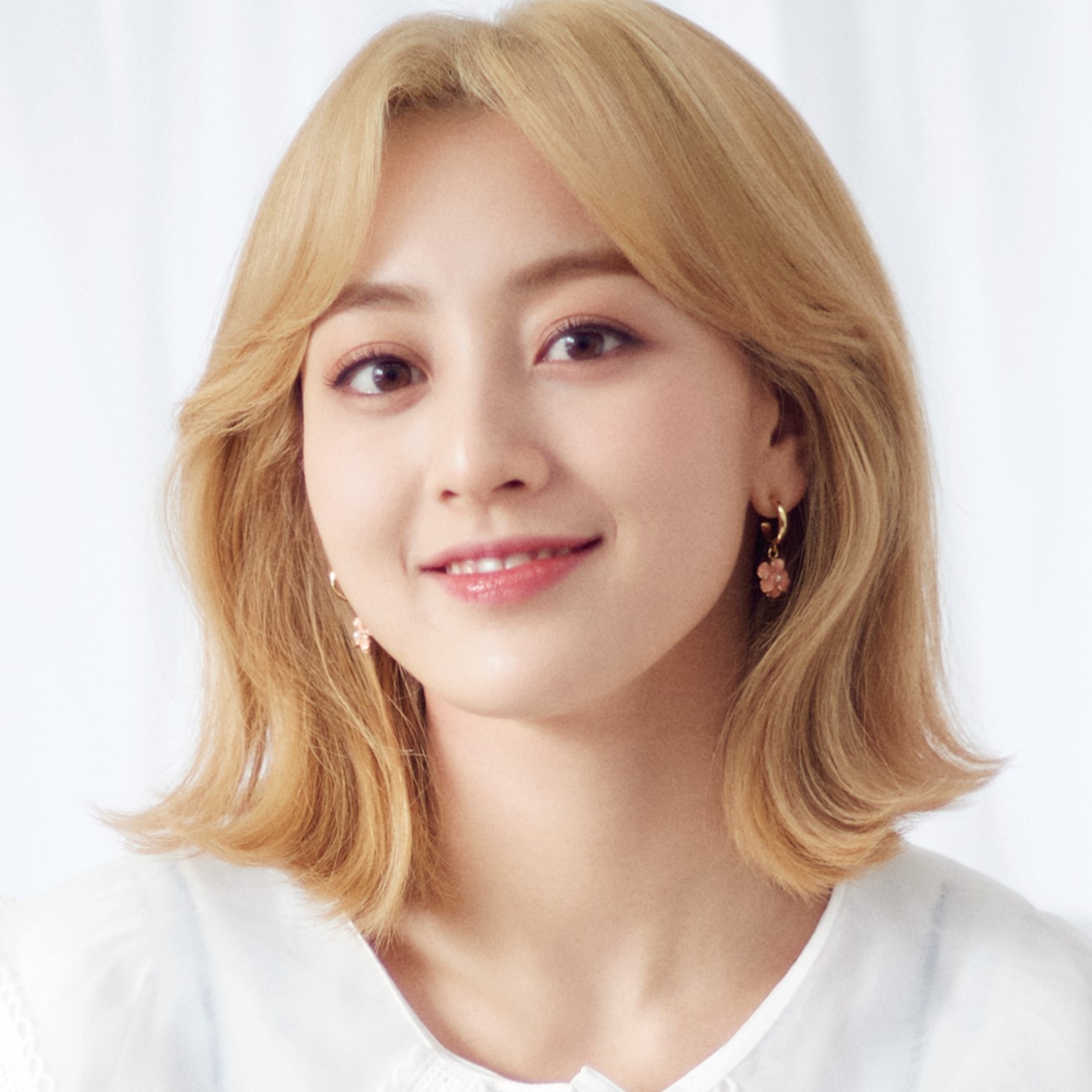 写真集の中身を特別公開！】TWICE・ジヒョ つらいときは「ONCEの幸せを