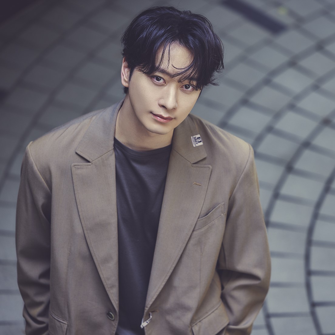 2PM・チャンソン】私物の愛用バッグの中身を公開！Bluetoothイヤホンは 