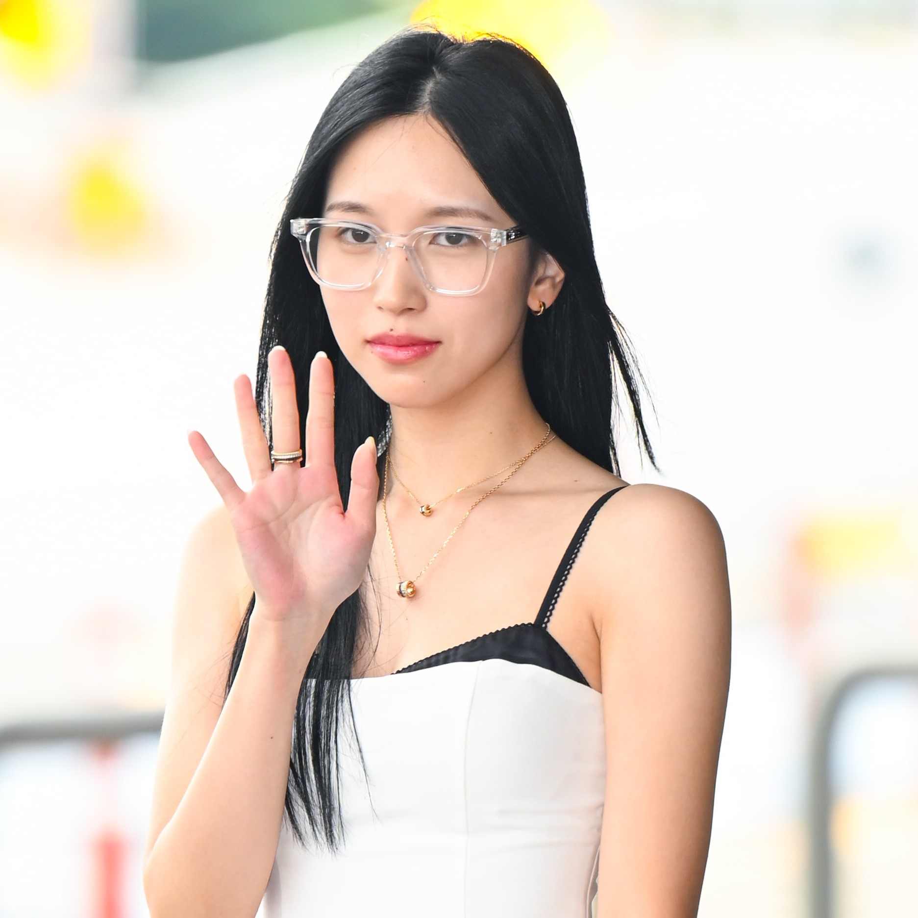 TWICE ミナ】ジェントルモンスターのアイウェアで遊び心も！上品な空港