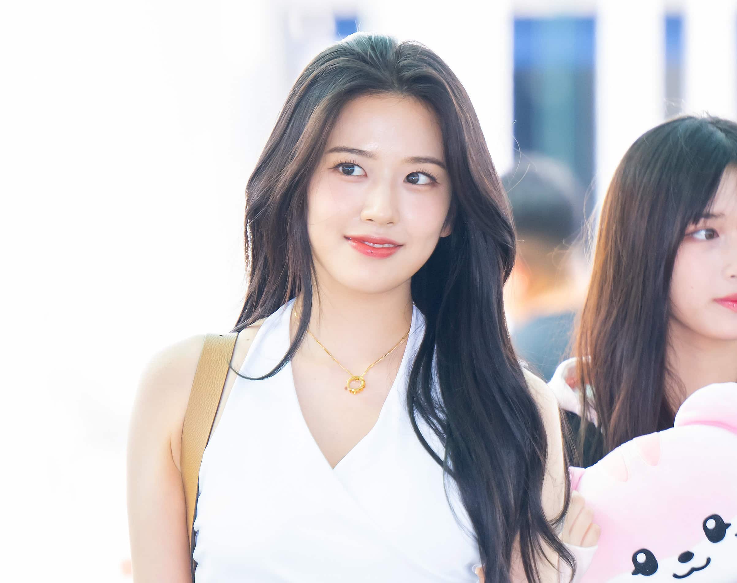 IVE ユジン IVE ユジン 空港ファッション】ゴールドアクセでラグジュアリーに