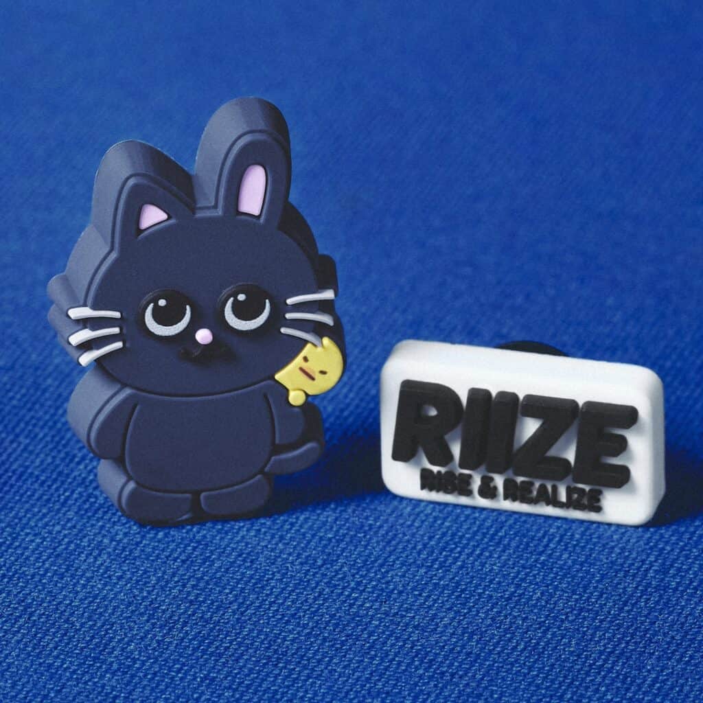crocs／クロックス】「RIIZE」とのコラボ ジビッツ™が発売♡ サイン