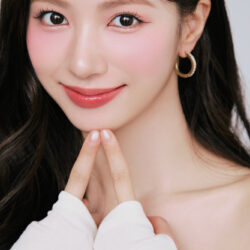 【JJ専属モデルの素顔】ホ・ジウォンの愛用コスメ。最愛ピンクの“ワントーンメーク”のコツとは？