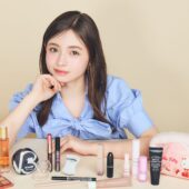 【注目アーティストRainy。って？】自称“コスメオタク見習い”のポーチの中身、拝見します！